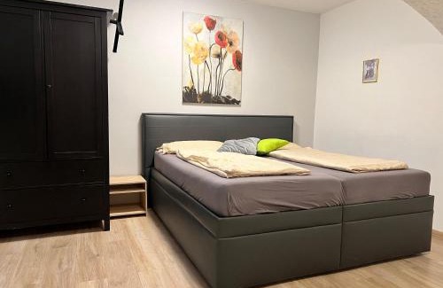 Stuwerviertel Apartment | Kid-Friendly Souterrain Apt. Near Prater Amusement Park
