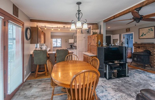 Lakeland House | Discover Fee-ling the Chain of Lakes: Family & Pet Friendly