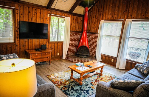 Pine Mountain Ski Chalet | Pet-Friendly Chalet with Lake Views Near Innsbruck