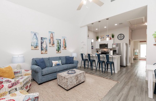 Corpus Christi House | Pet-Friendly Townhome Steps from the Beach with Ocean View