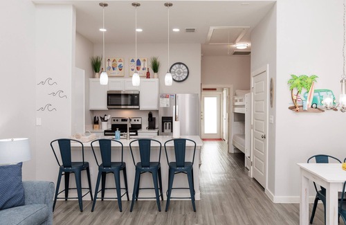 Corpus Christi House | Pet-Friendly Townhome Steps from the Beach with Ocean View