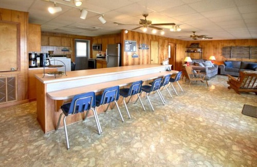 Negreet House | Brinkley’s Place: Lake View Retreat with Breakfast & Kitchen