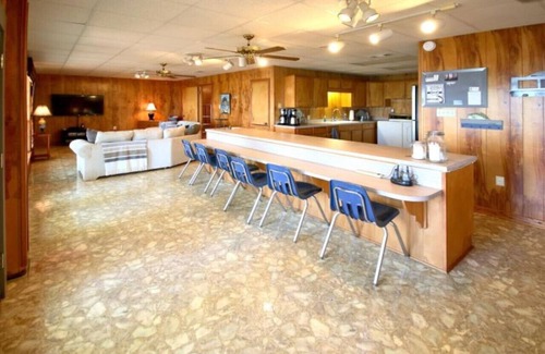 Negreet House | Brinkley’s Place: Lake View Retreat with Breakfast & Kitchen