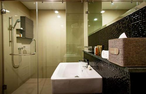 Nong Pa Khrang Hotel | Charming Brique Suite: Oceanfront Oasis with Pool & Spa