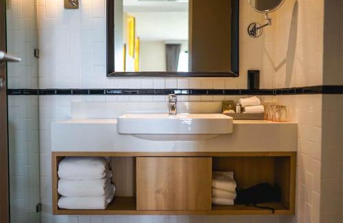 Nong Pa Khrang Hotel | Charming Brique Suite: Oceanfront Oasis with Pool & Spa