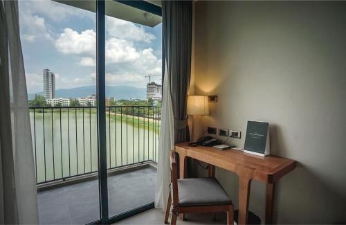 Nong Pa Khrang Hotel | Charming Brique Suite: Oceanfront Oasis with Pool & Spa