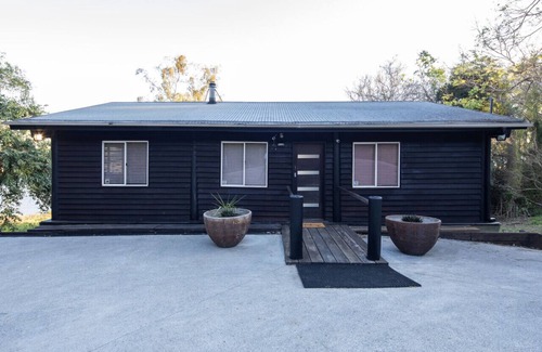 Kenmore Cabin | Cozy Brisbane River Shack with Family-Friendly Amenities