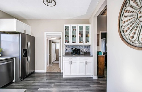Bristol House | Bristol Abode-State St, Hot Tub, Firepit, Casino
