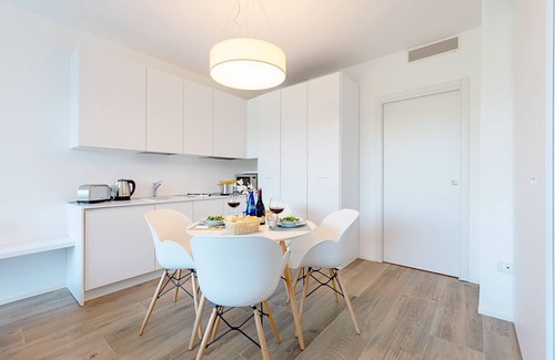 Lonato del Garda Apartment | Pet-Friendly Bristol Exclusive 2/1 with Pool & Breakfast