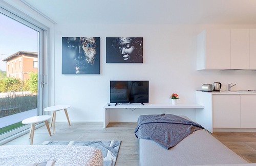 Lonato del Garda Apartment | Pet-Friendly Bristol Exclusive 2/1 with Pool & Breakfast