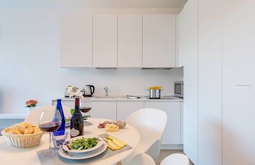 Lonato del Garda Apartment | Pet-Friendly Bristol Exclusive 2/1 with Pool & Breakfast