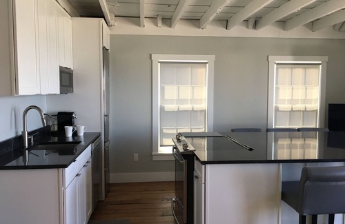 Bristol House | Waterfront House with Ocean View and Spa in Downtown Bristol