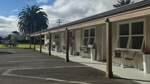 Trentham Hotel | Welcoming Bristol Motel: Pool, Breakfast & Family Friendly