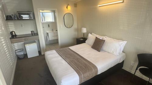 Trentham Hotel | Welcoming Bristol Motel: Pool, Breakfast & Family Friendly