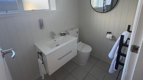 Trentham Hotel | Welcoming Bristol Motel: Pool, Breakfast & Family Friendly
