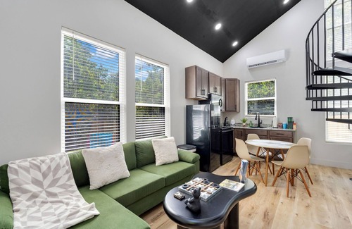 Bristol House | Bristol’s Mountain Side Oasis -NEW- Hot-tub- Privacy- Pet friendly - Location