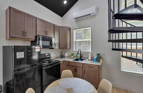 Bristol House | Bristol’s Mountain Side Oasis -NEW- Hot-tub- Privacy- Pet friendly - Location