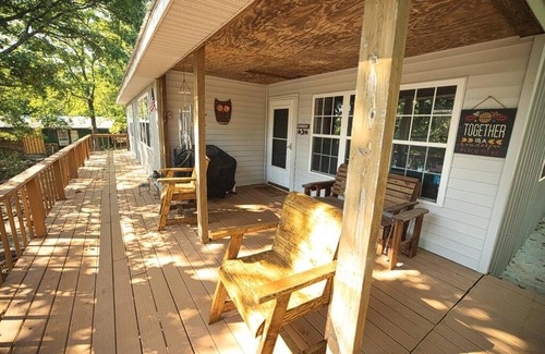 Blocker House | Picturesque Bristow Blue - Lakefront with Boat Ramp Access