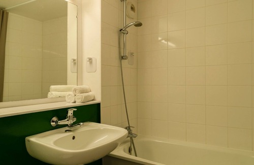 St.-Martin-des-Champs Hotel | Inviting Stay at Brit Hotel Morlaix with Spa & Family Amenities