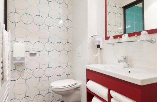 Figeac Hotel | Discover Brit Hotel Privilège Figeac: Pool & Ocean Views
