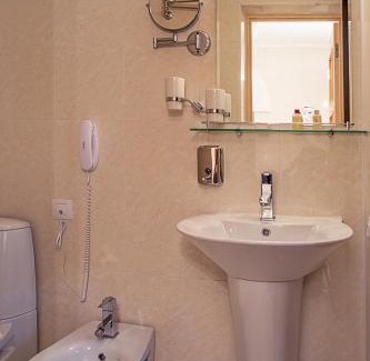 Kharkiv Hotel | Experience Britaniya: Oceanfront Bliss with a Pool & Spa