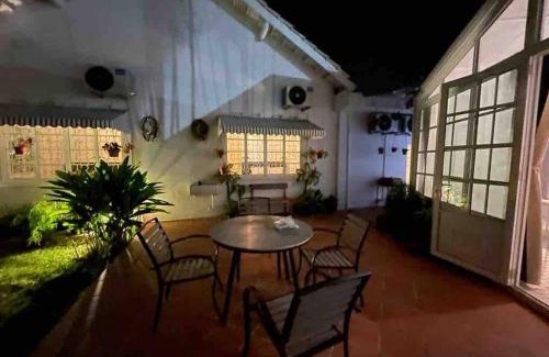 George Town Villa | Cozy British Granny's Cottage in Georgetown, Family-Friendly Stay