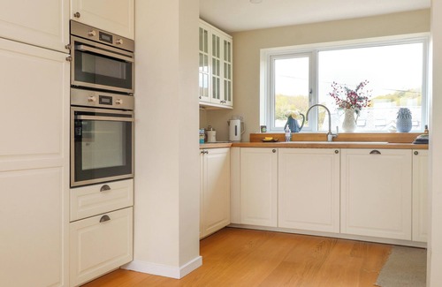 Borth-y-Gest Cottage | BRO GWYLAN, pet friendly, character holiday cottage in Porthmadog