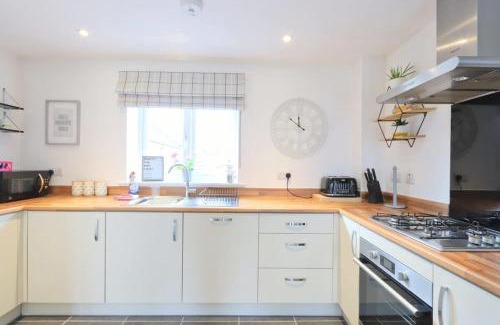 Patchway Apartment | Explore Broad Leaze 2: Guest Rated at 8.9/10