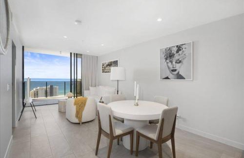Broadbeach Apartment | Elegant Broadbeach Apartment with Oceanfront Views
