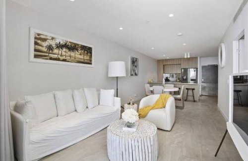 Broadbeach Apartment | Elegant Broadbeach Apartment with Oceanfront Views