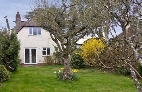 New Forest District Cottage | Beaulieu's Brock Cottage: Garden Retreat with Breakfast