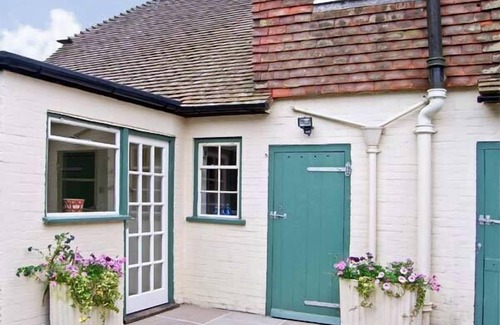 New Forest District Cottage | Beaulieu's Brock Cottage: Garden Retreat with Breakfast