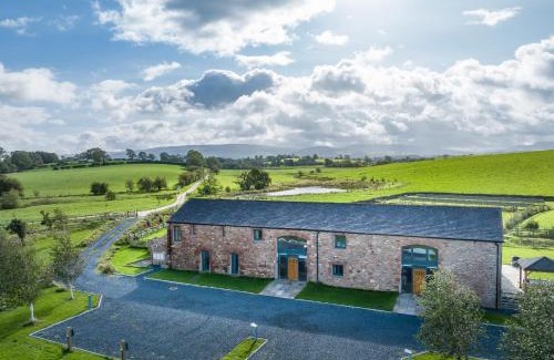 Appleby-in-Westmorland House | Delightful Brockram Barn: 4-Star Stay with Hot Tub Access