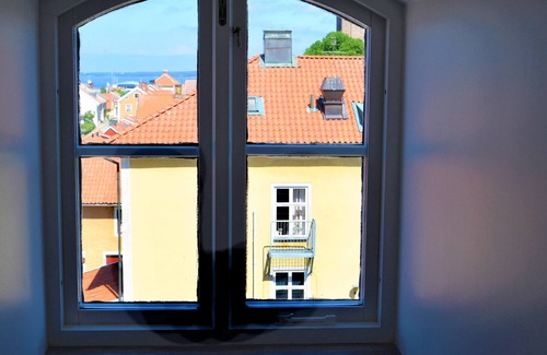 Gamla Staden-Nya Staden Apartment | Explore Brodderud Apartments: Pet-Friendly & Family-Ready