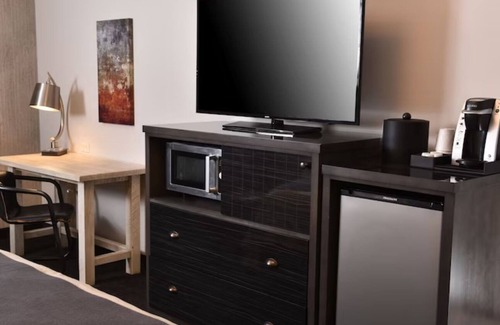 Broken Arrow Hotel | Convenient Broken Arrow Retreat: Near Top City Attractions