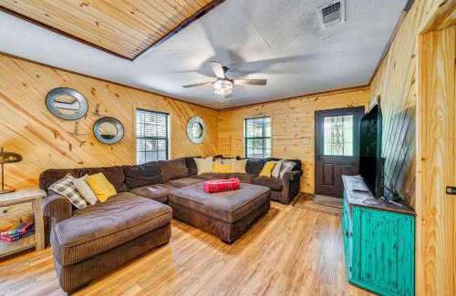 Broken Bow House | Inviting Broken Bow Cabin with Hot Tub & Game Room Awaits