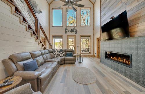 Broken Bow House | Top-Rated Broken Bow Cabin with Hot Tub & Pool Table