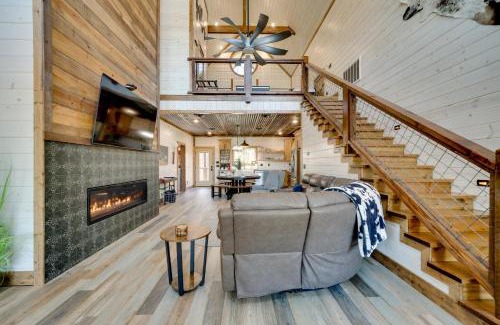 Broken Bow House | Top-Rated Broken Bow Cabin with Hot Tub & Pool Table