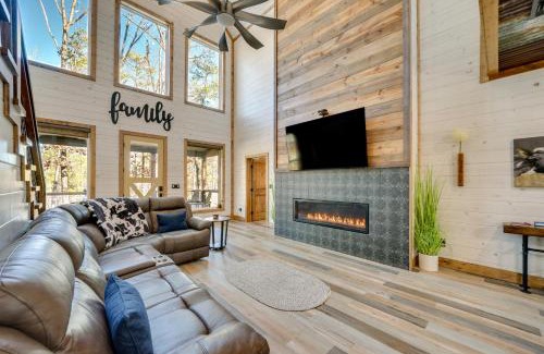 Broken Bow House | Top-Rated Broken Bow Cabin with Hot Tub & Pool Table
