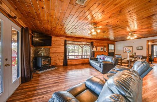 Broken Bow House | Relaxing Broken Bow Cabin with Hot Tub & Fishing Access