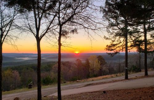 Broken Bow House | Inviting Broken Bow Cottage with Deck and Hot Tub Awaits!