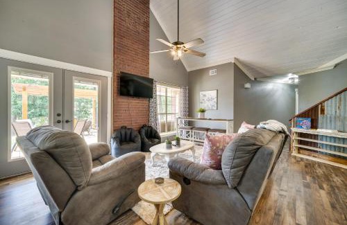 Broken Bow House | Relaxing Broken Bow Retreat with Pool & Hot Tub Amenities