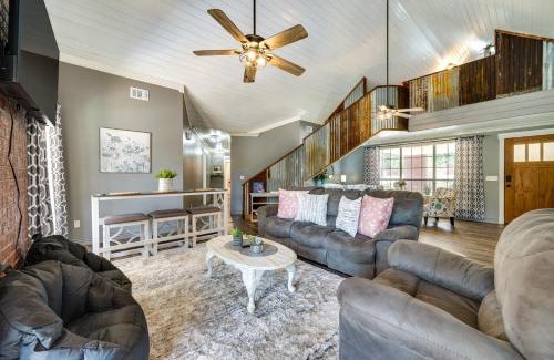 Broken Bow House | Relaxing Broken Bow Retreat with Pool & Hot Tub Amenities