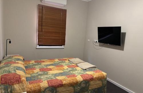 Broken Hill Hotel | Welcoming Broken Hill Tourist Lodge with Pool & Family Amenities