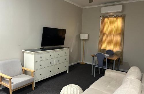 Broken Hill Hotel | Welcoming Broken Hill Tourist Lodge with Pool & Family Amenities