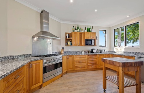Pokolbin House | Relaxing Ocean View Stay at Brokenback Vineyard Homestead