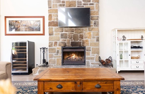 Pokolbin House | Relaxing Ocean View Stay at Brokenback Vineyard Homestead