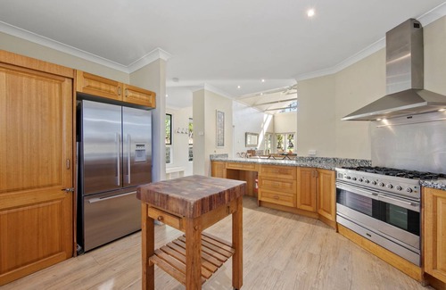 Pokolbin House | Relaxing Ocean View Stay at Brokenback Vineyard Homestead