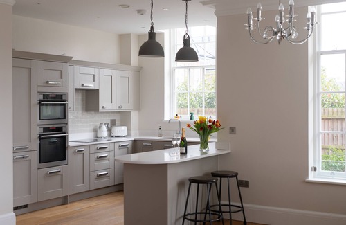 Plaistow and Sundridge Apartment | Elegant Bromley Flat with Private Grounds & Family Amenities