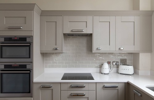 Plaistow and Sundridge Apartment | Elegant Bromley Flat with Private Grounds & Family Amenities